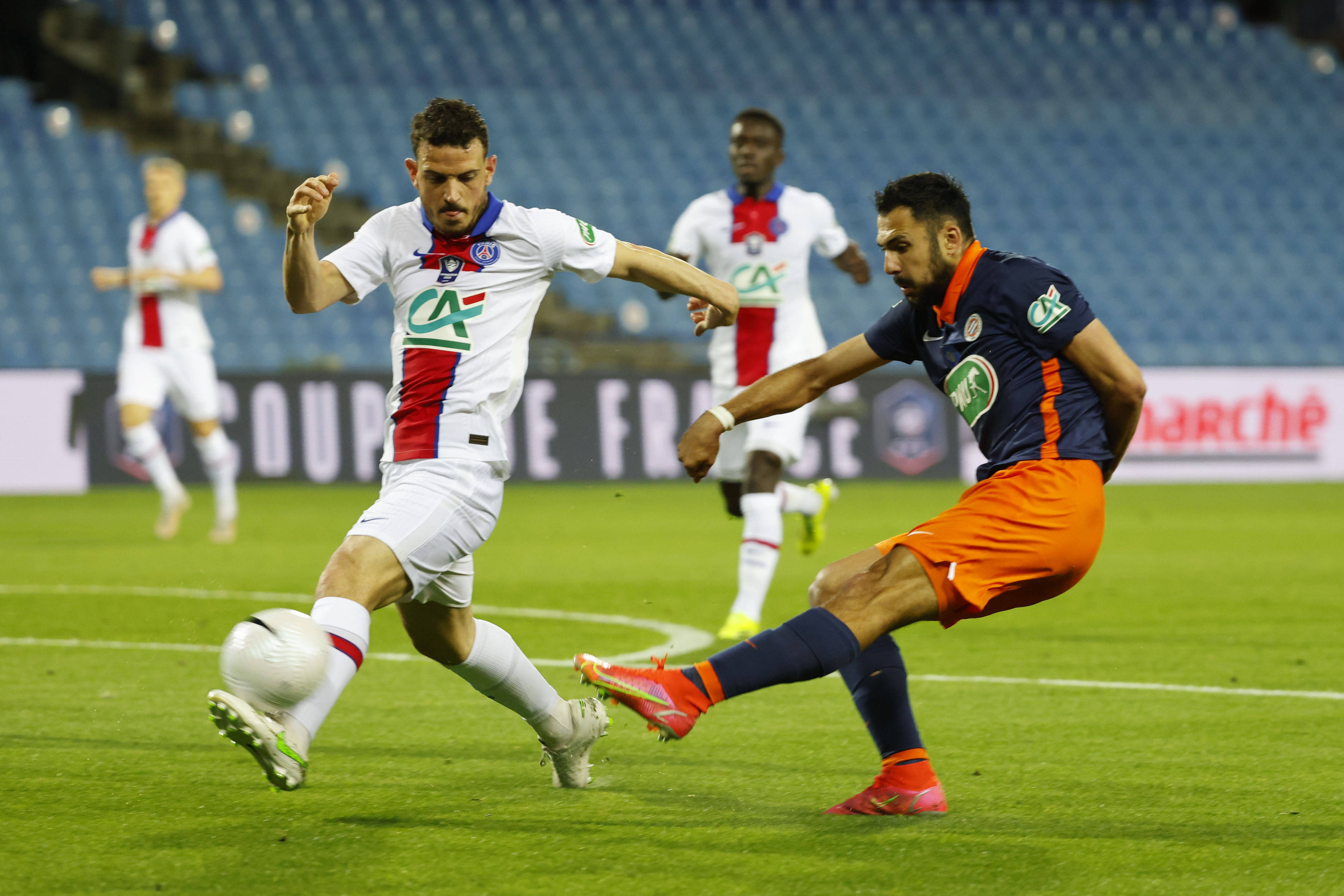 爱游戏-包含足球比赛场面火爆，球员状态火热表现抢眼的词条