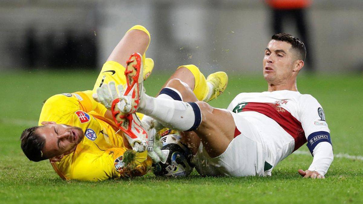 爱游戏中国-足球联赛中的精彩表现让球迷欲罢不能