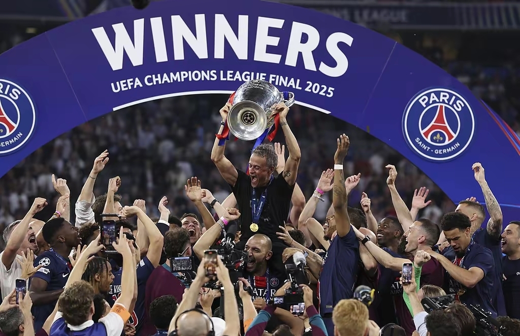 AYX体育赛事-联赛战火一触即发，巴黎圣日耳曼曼联一决胜负