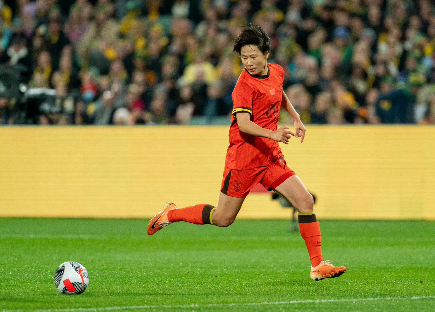 比赛中女运动员表现出色,助球队取得胜利的简单介绍 比赛中女运动员表现出色,助球队取得胜利的简单介绍