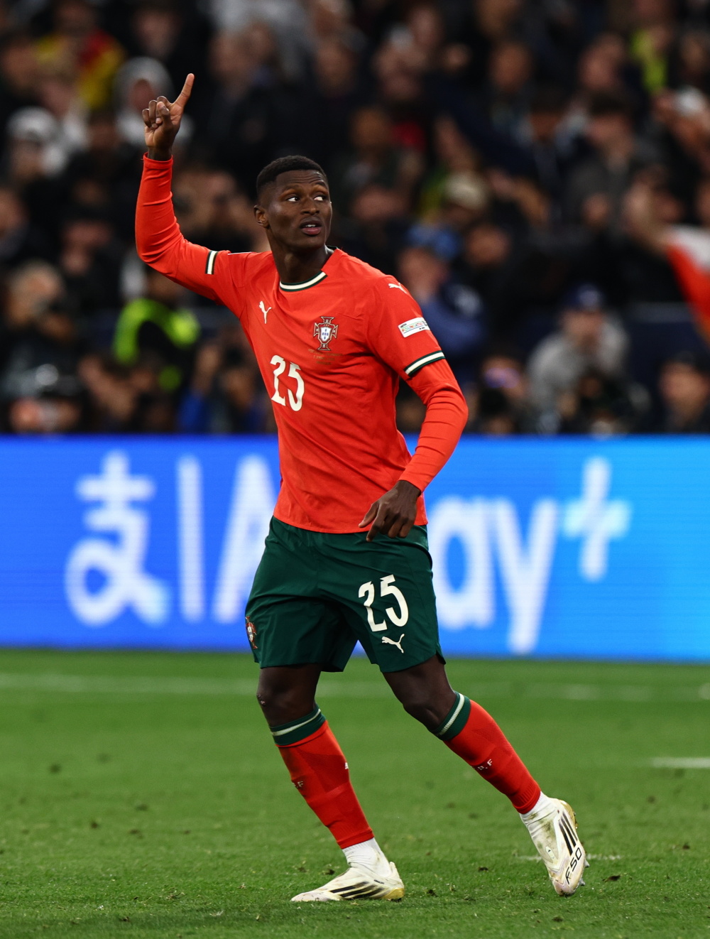 欧国联比赛的顽强拼搏!球员们无畏的精神 欧国联比赛的顽强拼搏!球员们无畏的精神