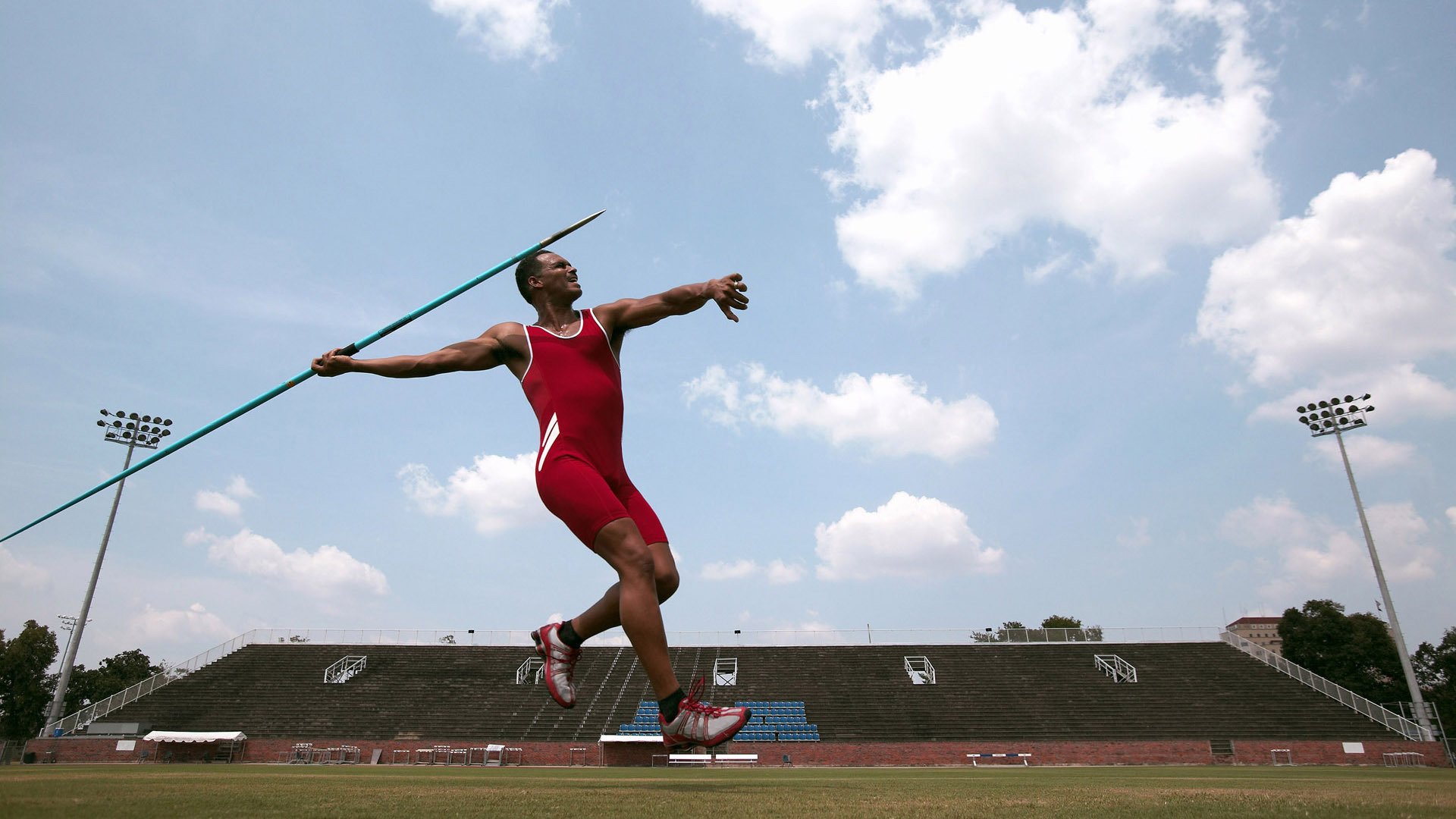 新王当立，劳塔罗西甲封神夜，映照美国资本如何正面击溃欧洲足球旧秩序