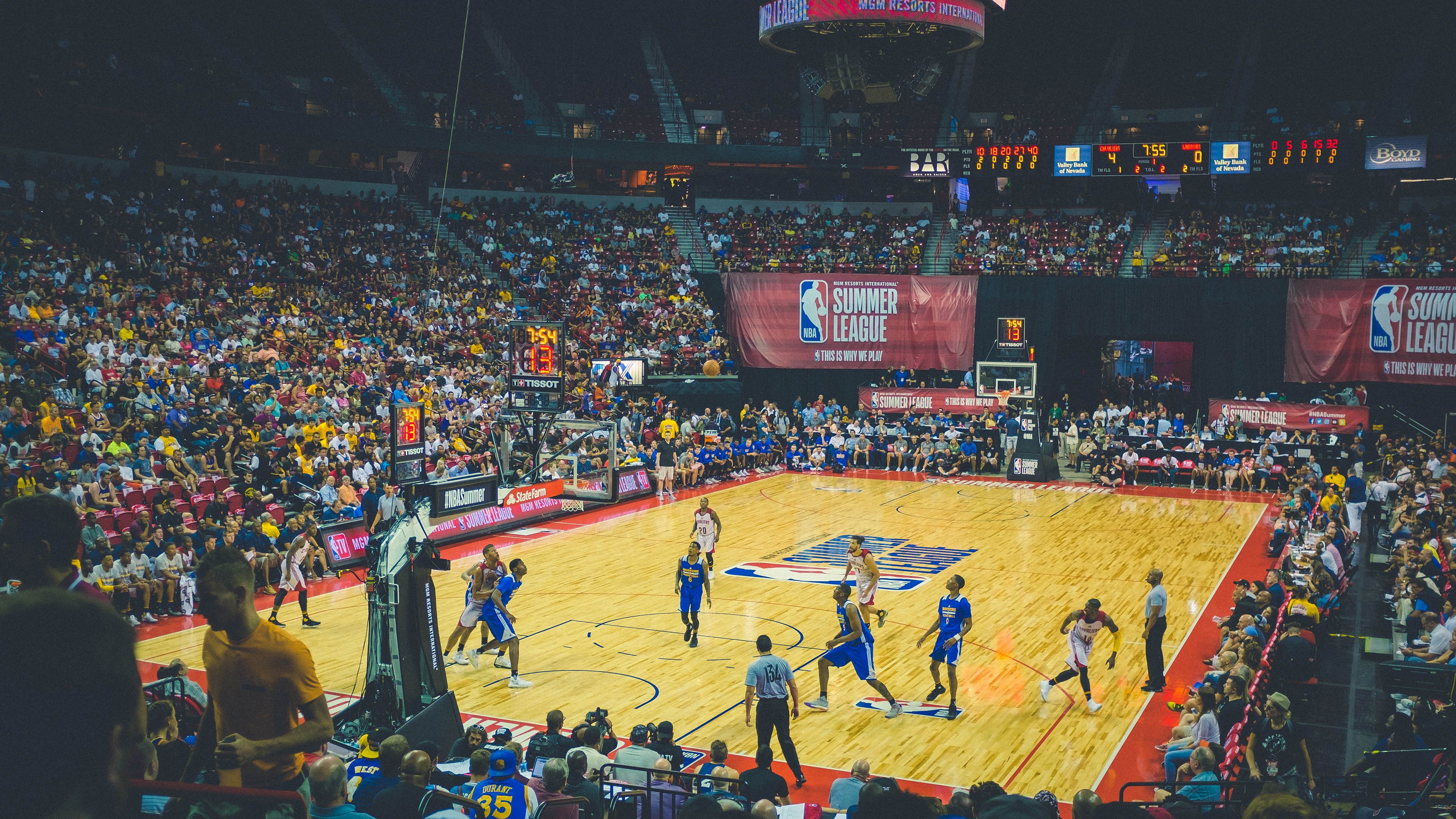 生涯之夜与横扫之夜,体育的双重奏鸣