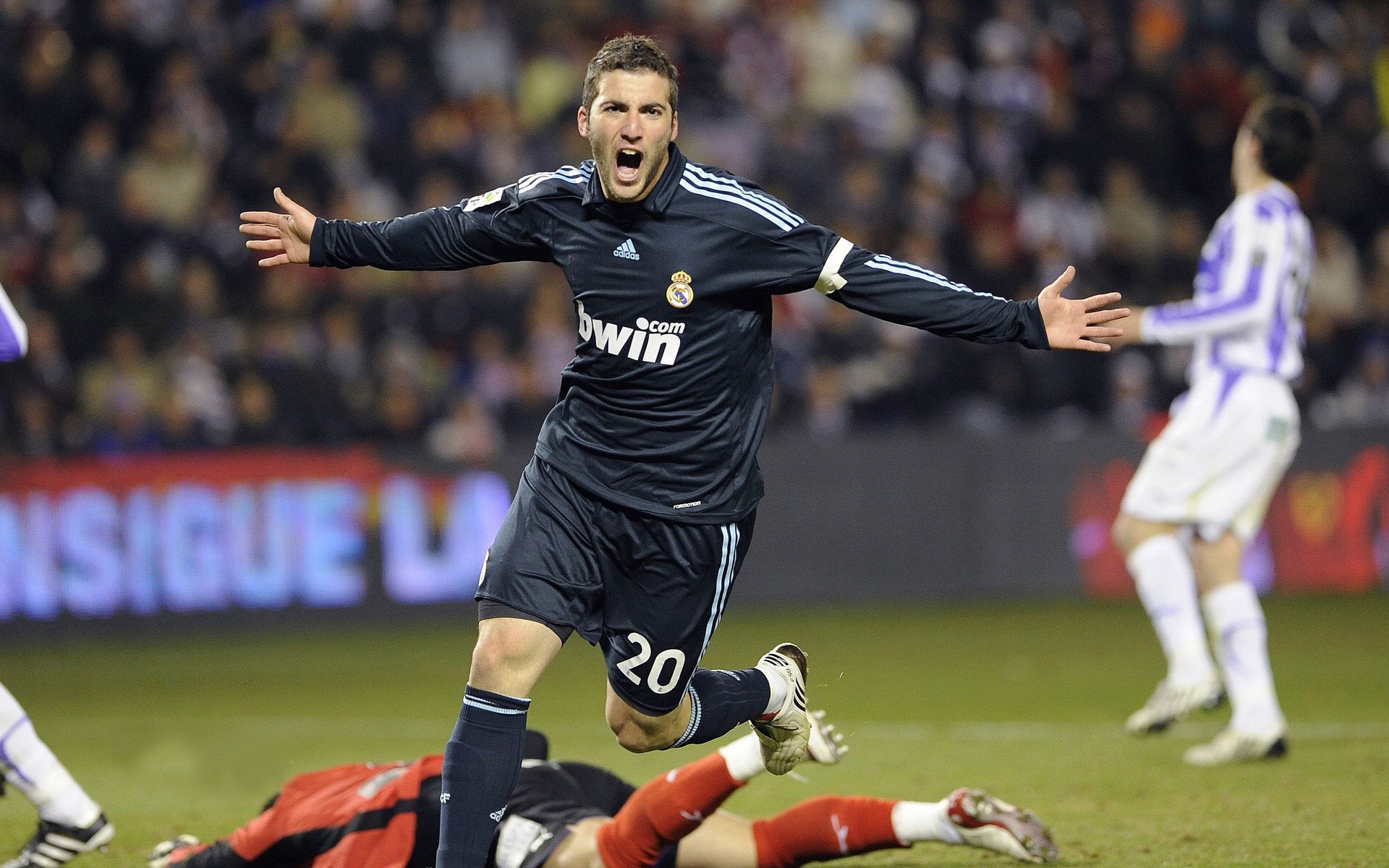 赛道上的紫红风暴,勒克莱尔惊艳四座,梅赛德斯鏖战迈凯伦